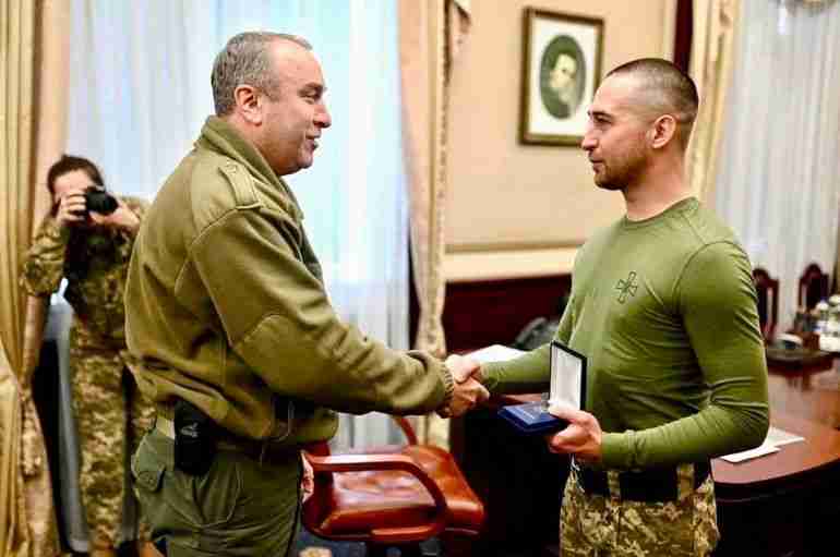 ukraine guard russia go fuck yourself roman hrybov medal