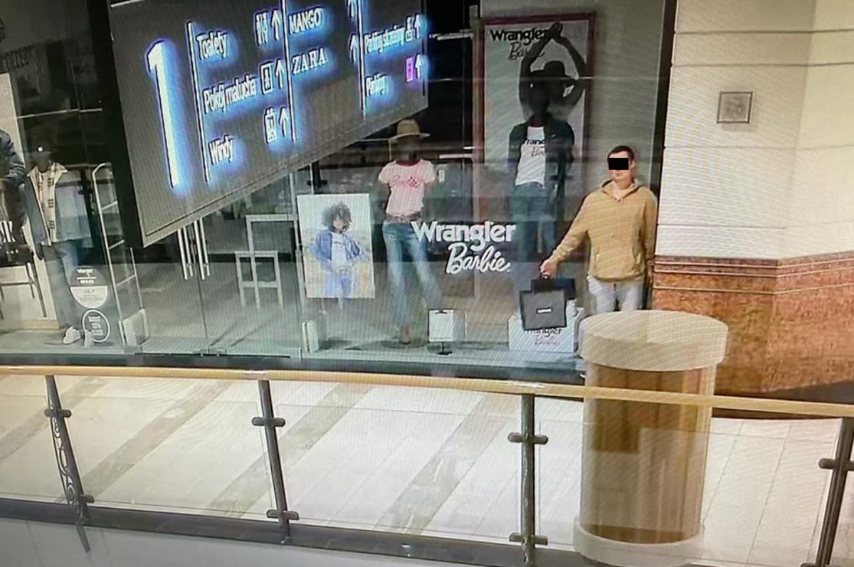 This Man In Poland Pretended To Be A Mannequin To Try To Steal From A Mall But Failed