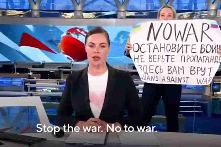 marina ovsyannikova russian journalist protest live state tv