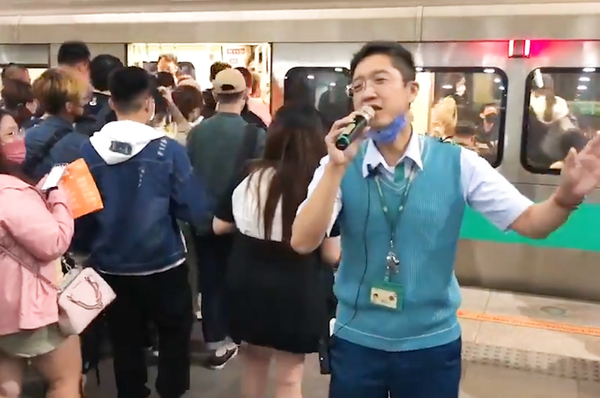 taiwan metro worker impromptu sing mayday concert